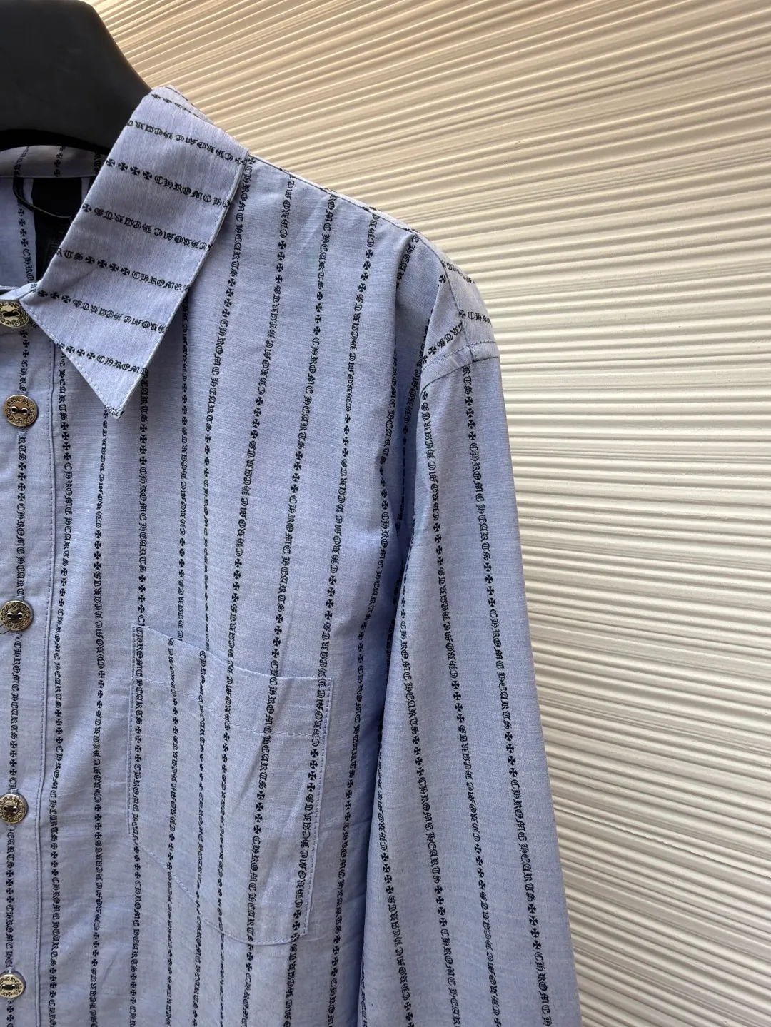 Chrome Hearts Sanskrit all-over yarn-dyed shirt ●Item number: 1681017-B60 ●Fabric: shirt fabric ●Technology: printing production ●Version: loose fit ●Weight: about 245 grams ●Size: S-M-L ●Description: The custom-dyed knitting yarn is made of 100-count double-ply yarn. (Minimum quantity of 1000 meters) is made on a large-scale yarn-dyed jacquard machine. It is paired with professional shirt ironing and sleeve ironing. Customized mold opening 14mm glazed black and silver buttons. Customized black and white printed small label. Customized 2.2×12cm black label. 0.3cm leather hanging ears. Customized accessories. The workmanship details are very good. The overall wiring is straight and delicate, the fabric is comfortable and soft, and the color is consistent without color difference. It can be matched with the same style to create a fashionable look and control various occasions. Customized accessories, complete with three standards, same style for men and women!